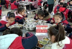 家长爆料食堂视频,揭秘校园食品安全问题！”